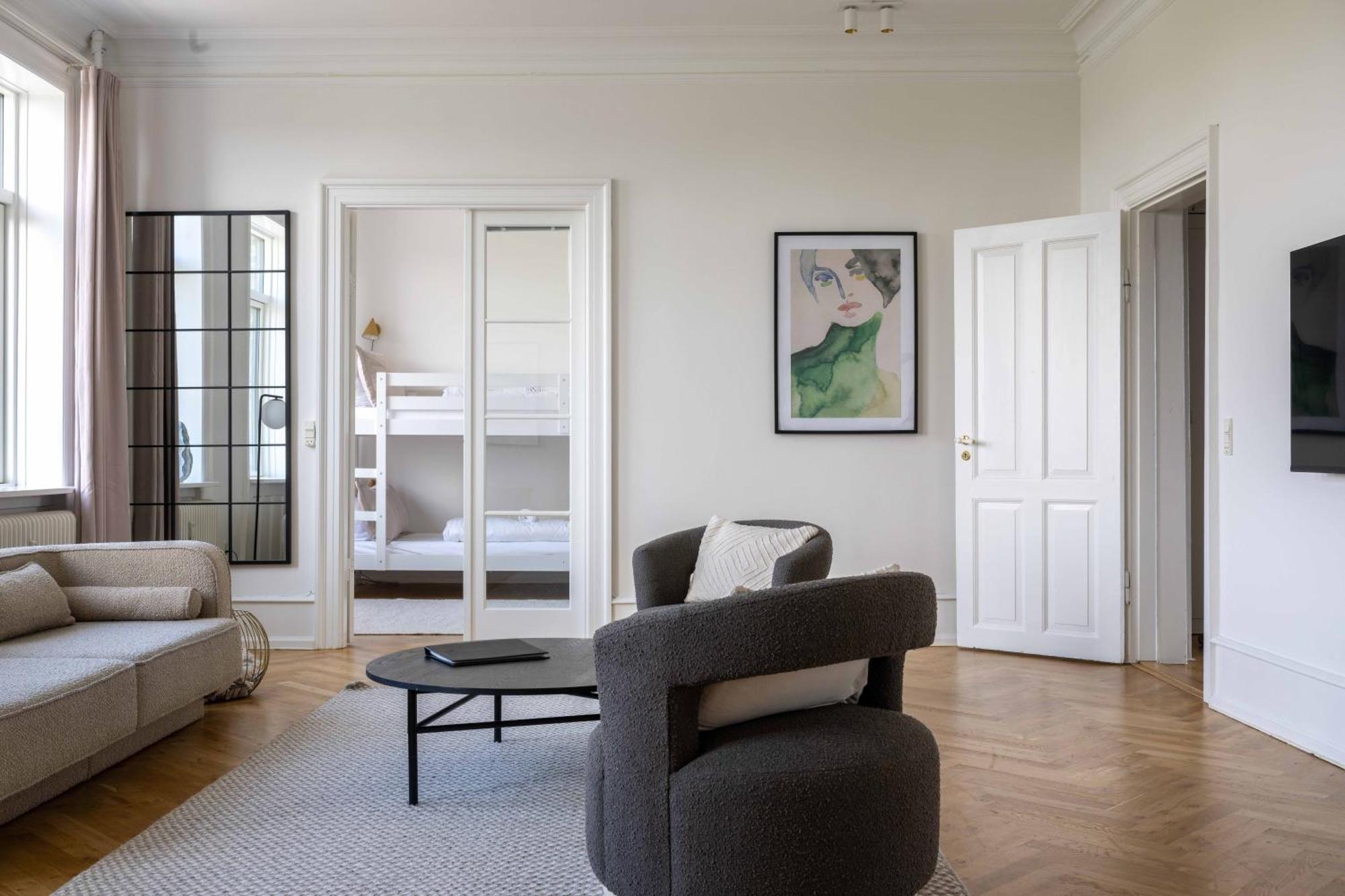 Appartement 3 Bedroom Flat In Lovely Area *